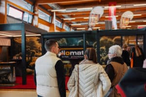 Besucherinnen und Besucher in einer Messehalle der Bau.Energie.Wohnen in Wieselburg.