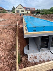 Eine Poolkonstruktion mit Dämmung unterhalb des Bodens und an den Wänden von thermotec®.