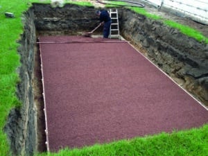 Eine Baugrube mit Pooltec-Dämmung im Bodenbereich von thermotec®.