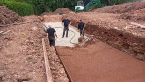 Arbeiter bei der Verlegung der Bodendämmung eines Beckens mit Thermotec Pooltec von thermotec®.