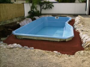 Eine nierenförmiger Pool mit Dämmaufschüttung von thermotec®.