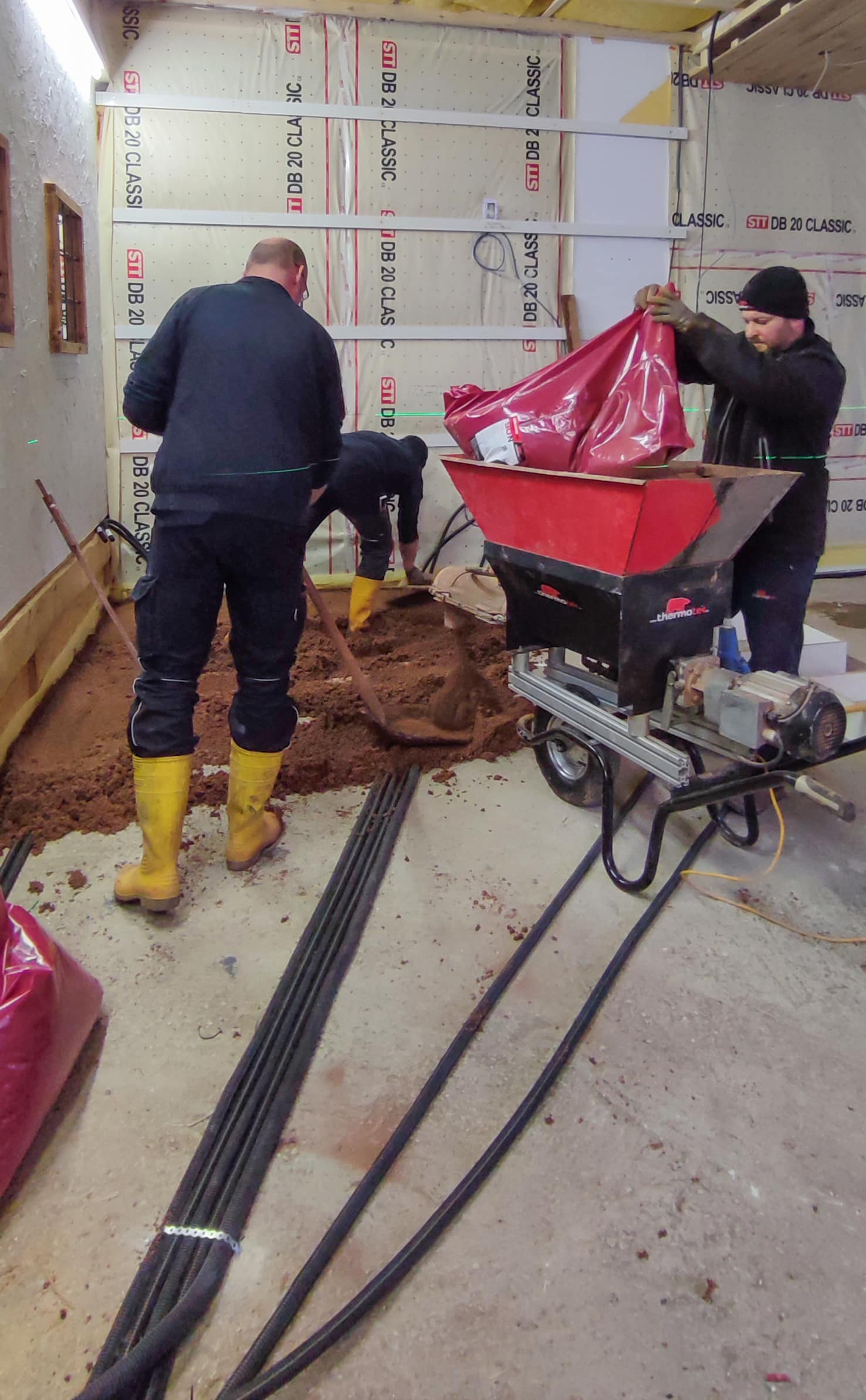 thermotec® zeigt wie Arbeiter bei der Renovierung eines historischen Bauernhauses die thermotec Fertigdämmung anbringen.