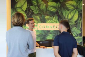 Gespräche mit Kunden im Firmengebäude von SG Connect.
