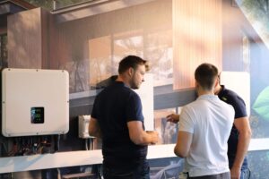 Kundengespräche an den Produkten von SG Connect im Showroom.