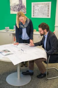 Oö. Blitzschutzgesellschaft zeigt eine Blitzschutzplanung mit Hilfe eines Bauplanes.