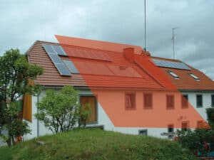Oö. Blitzschutzgesellschaft zeigt eine Blitzschutzanlage gemeinsam mit einer PV-Anlage auf einem Wohnhaus mit Schrägdach.