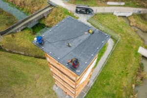 Oö. Blitzschutzgesellschaft zeigt, wie ein Blitzschutz an einem Aussichtsturm mit Flachdach montiert wird.