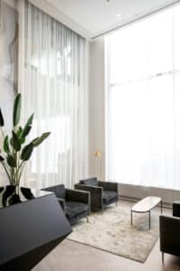 Modernes Wohnzimmer mit stilvoller Einrichtung, klaren Linien und harmonischem Lichtkonzept im zeitgemäßen Design von Raumgestaltung Gruber.
