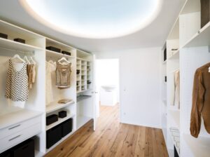 Ein stilvolles Ankleidezimmer mit heller Einrichtung, viel Stauraum und klaren Linien von Regnauer.