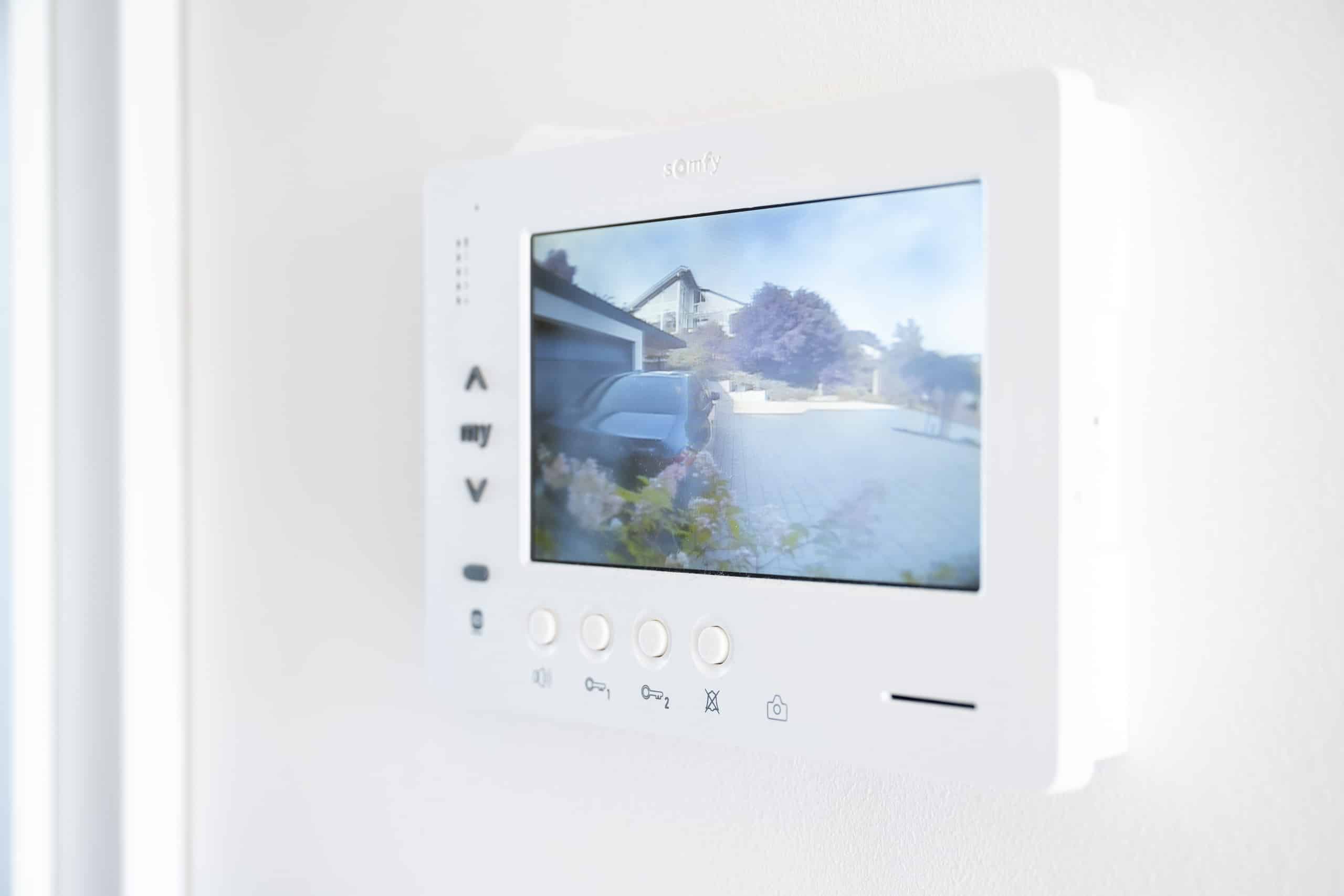 Eine moderne Gegensprechanlage mit Kamera in Weiß in einem Fertighaus von Regnauer Hausbau.
