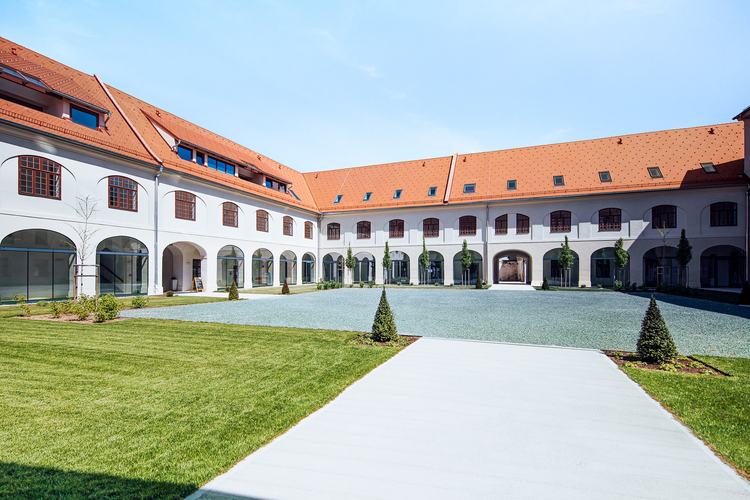 RÖFIX präsentiert das Referenzprojekt Gesundheitszentrum Fürstenfeld mit Satteldach, Bogengang, Gewölbe und großzügigem Innenhofe.