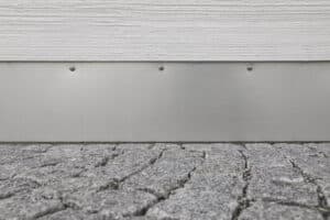 RÖFIX zeigt eine Fassade mit Rauputz und verblendeter Sockelleiste.