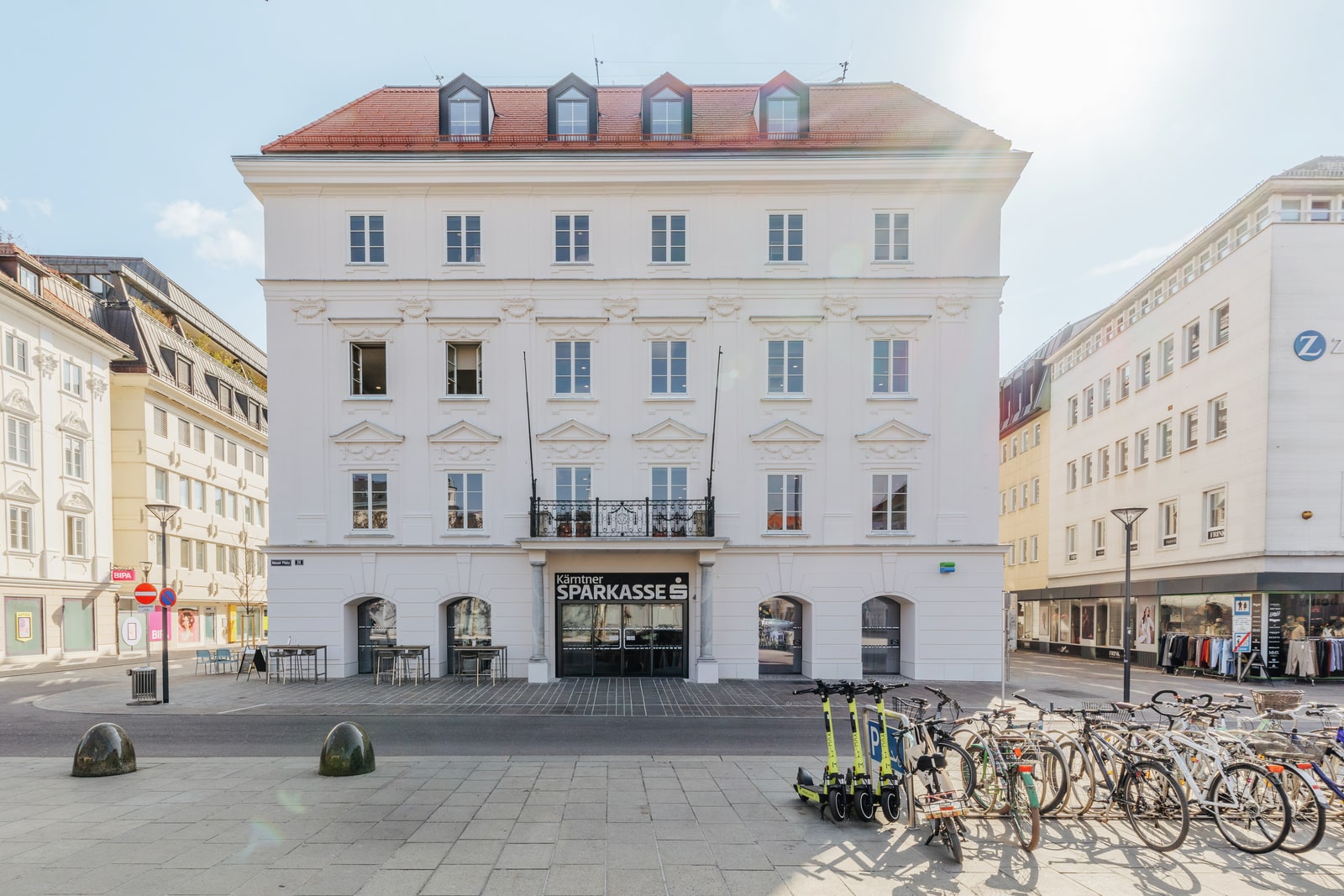 Röfix zeigt wie der mineralische Dämmputz im Referenzprojekt Kärnter Sparkasse angewendet wurde.