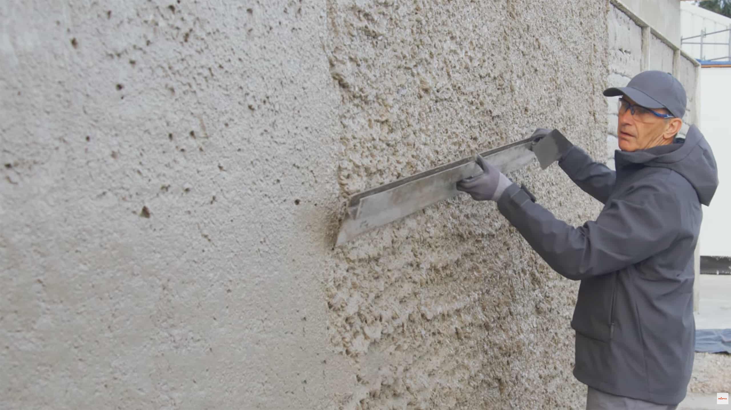 Röfix zeigt wie der mineralische Dämmputz aufgetragen wird.