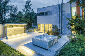 Große Terrasse mit Whirlpool und Saunahaus mit Außendusche von SAUNA-SCHWIMMBAD RUHA Stelzmüller.