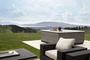 Ruha Stelzmüller zeigt ein Whirlpool, das auf einer Terrasse im Freien steht und außen mit Holz verkleidet ist.