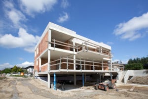 Auf der Baustelle eines modernen mehrstöckigen Einfamilienhauses von SCE Reisinger Bau.