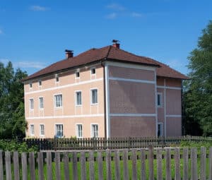 Ein saniertes ländliches Mehrparteienhaus mit Walmdach von SCE Reisinger.