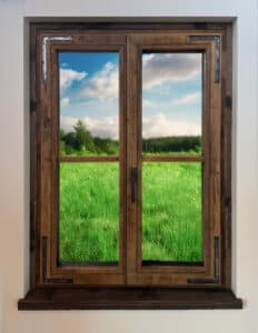 Rustikales Holzfenster aus dunklem Altholz mit Holzrahmen, Holzfensterbank und Eisenbeschlägen von SILBER Fensterbau.
