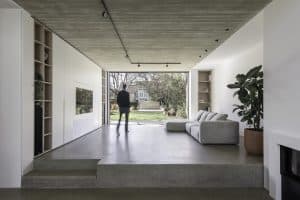 Grosses helles Wohnzimmer von dem man durch eine Glasschiebetür von Solarlux barrierefrei in den Garten gelangt.