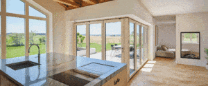 Eine animierte Darstellung, wie sich die "Combiline"-Glas-Faltwand elegant über Eck öffnet und wieder schließt, mit Holz‑Innenprofil und Aluminium‑Außenseite von Solarlux.