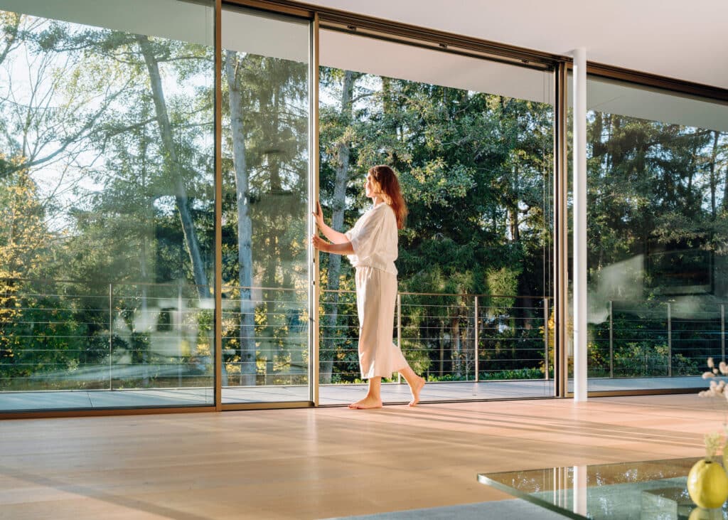 Eine großzügiges Schiebefenster der Reihe "CERO III" mit schlankem Aluminiumrahmen von Solarlux.