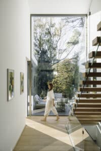 Modernes Haus mit Schiebefenster Cero III, schwebender Holztreppe und Festverglasung von SOLARLUX.