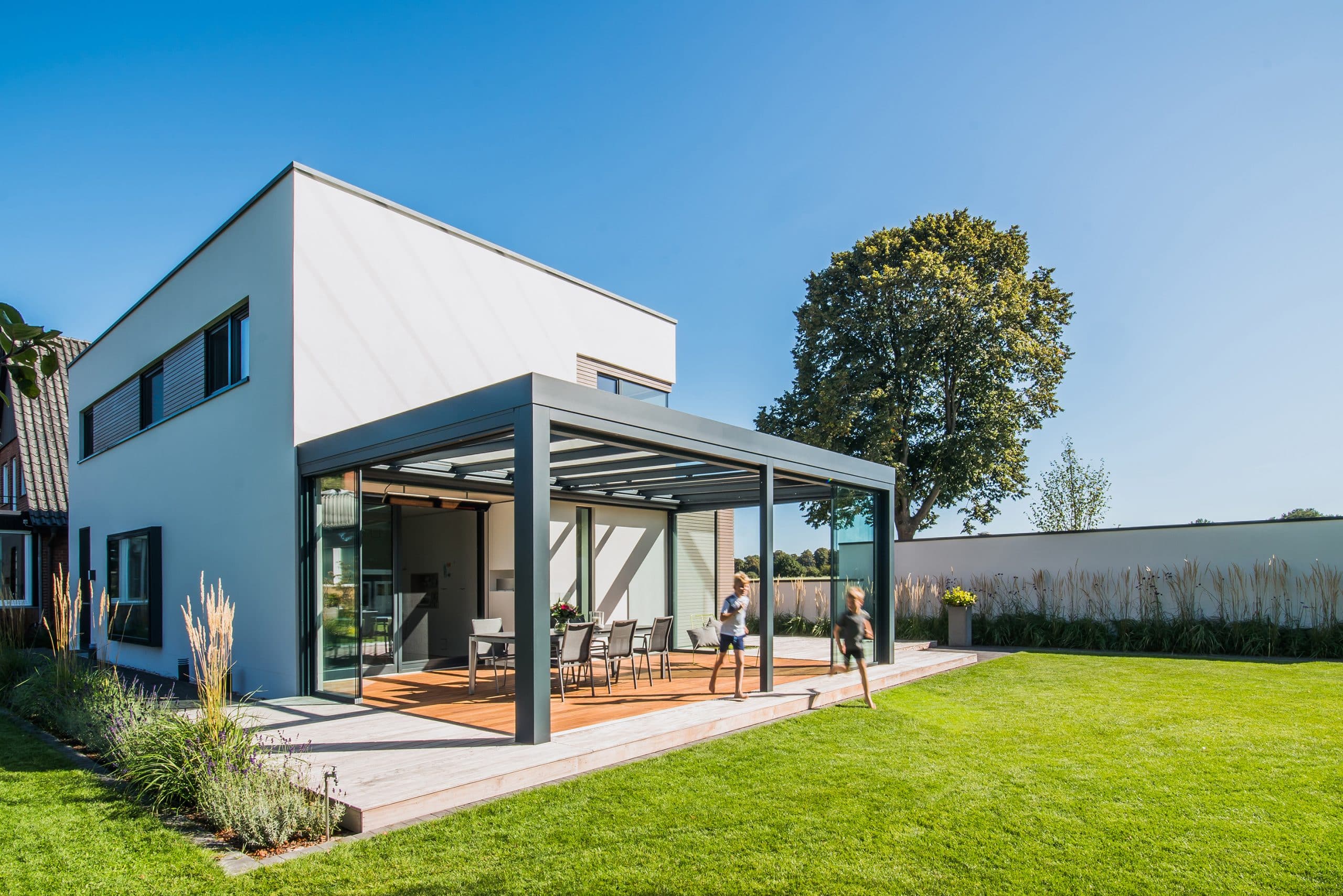 Mit dem Terrassendach Glashaus SDL Acubis von Solarlux sind sie perfekt vor der Witterung geschützt.