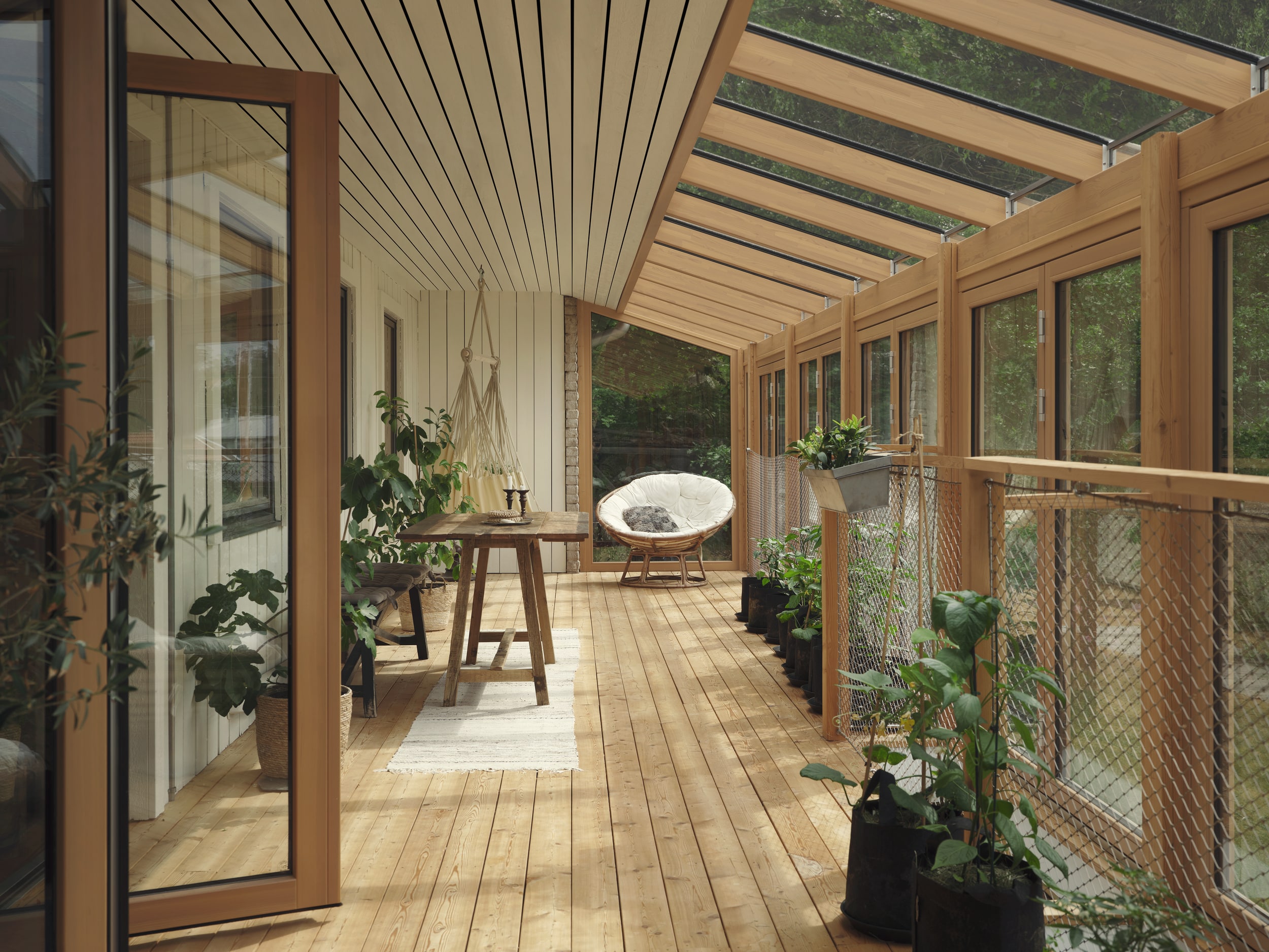Durch eine weitere große Glas-Faltwand von Solarlux können die Bewohner*innen die Schnittstelle zwischen Innen- und Außenraum noch durchlässiger gestalten.