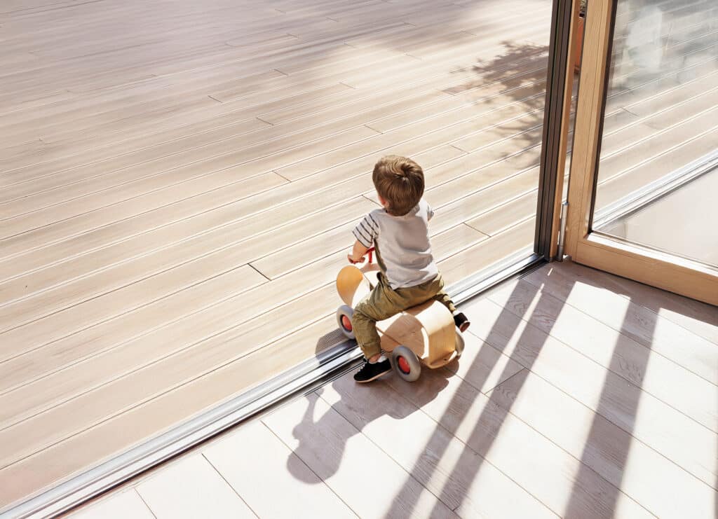 Mit der Bodenschiene "Smart 10" von Solarlux wird der erweiterte Wohnraum Terrasse zur unfallfreien, barrierefreien Zone - auch für die Kleinen.