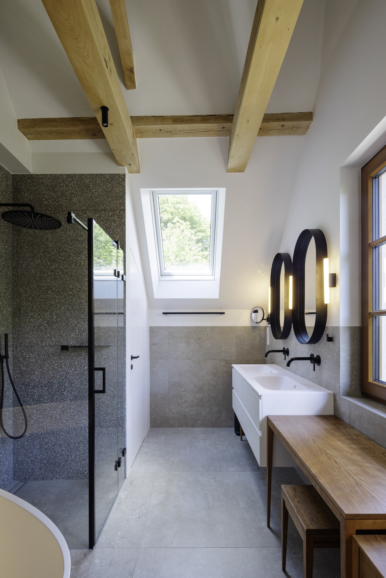 Solarlux präsentiert ein fertig saniertes Einfamilienhaus mit kleinem, aber geräumigen Badezimmer mit Dusche, Doppelwaschtisch und Schrägfenster.