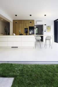 Solarlux präsentiert ein fertig saniertes Einfamilienhaus mit großer offenen Küche mit Essbereich und Glasfaltwänden, die zur Terrasse hin geöffnet werden können.