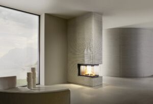 Kamin mit Verkleidung aus glänzend beigen Keramikmosaikfliesen in einem Stab und Rillendesign von Sommerhuber.