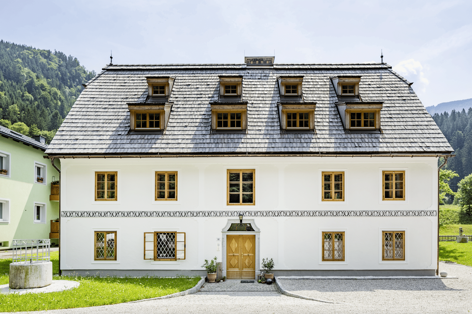Bauernhaus mit bemalter Fassade, schönem Schindeldach und Dämmung von Capatect.