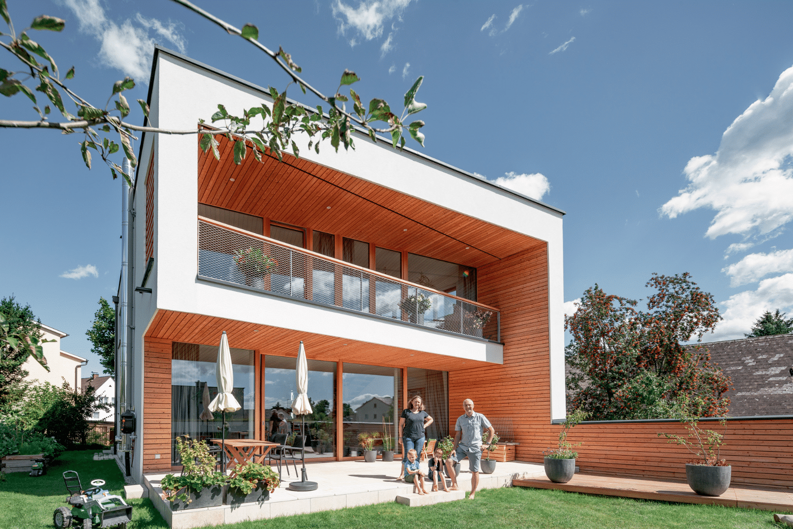 Modernes Architektenhaus mit teilweiser Holzfassade und Hanfdämmung von SynthesaGruppe.