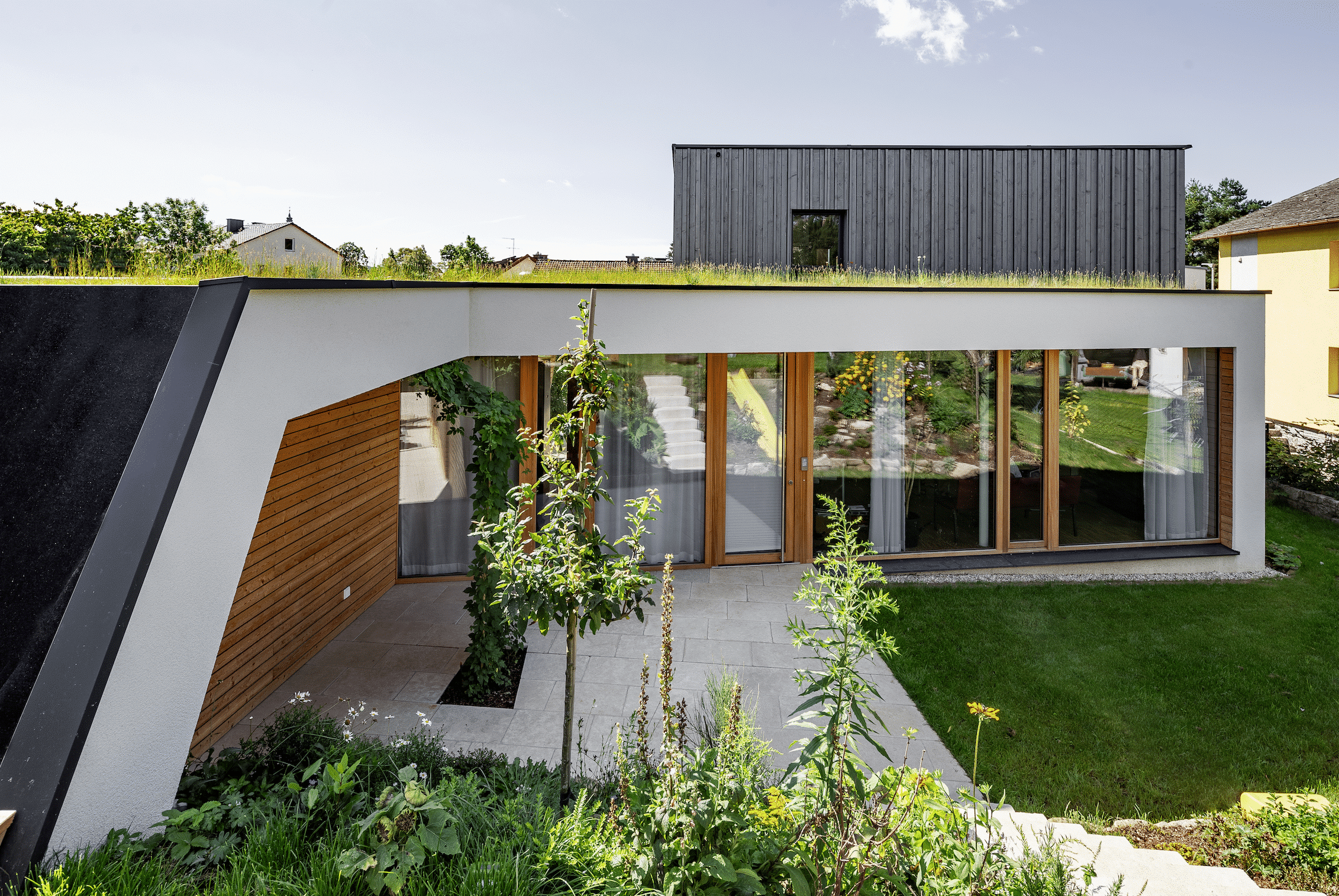 SynthesaGruppe zeigt modernen Bungalow mit Hanfdämmung und Dachbegrünung.