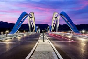 SynthesaGruppe zeigt die neue Eisenbahnbrücke in Linz.