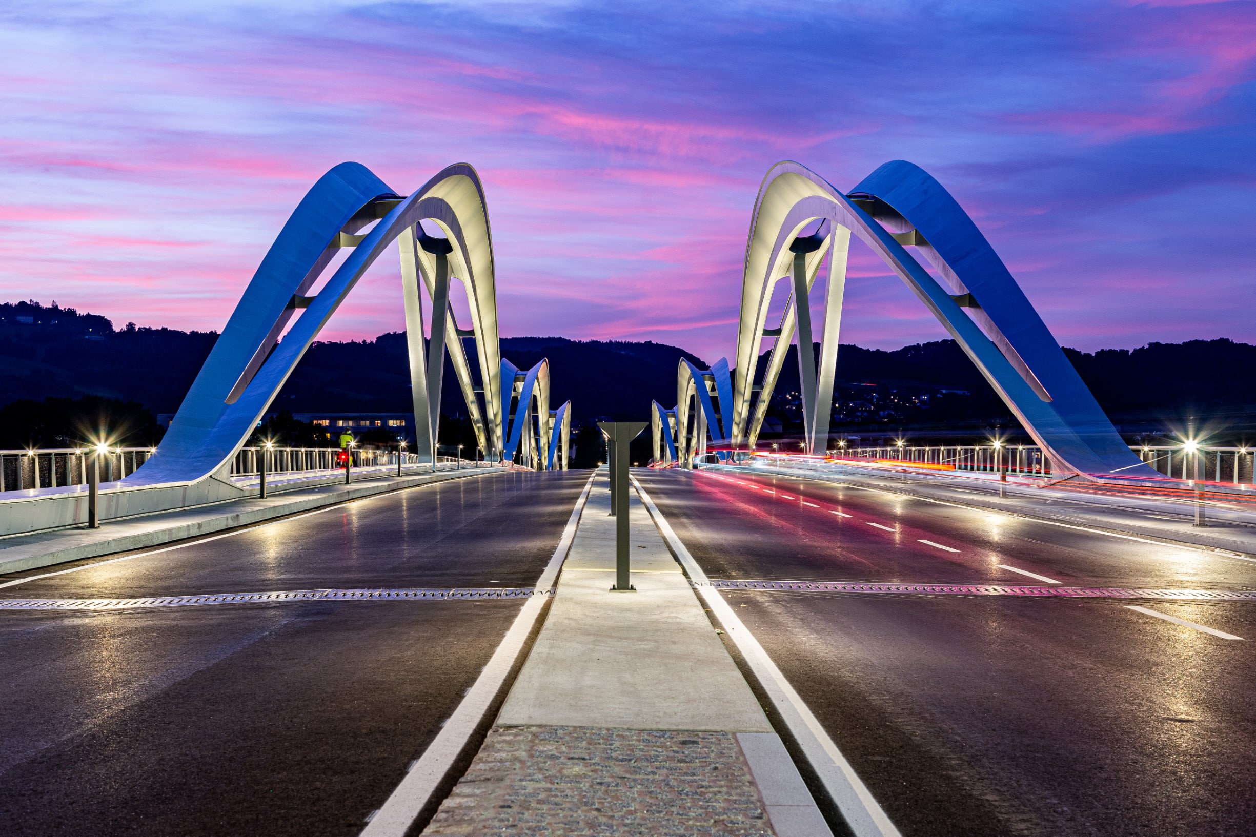 SynthesaGruppe zeigt die neue Eisenbahnbrücke in Linz.