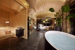 Hotelzimmer mit Sauna, freistehender Badewanne im Hotel Lindner, Düsseldorf, und Deckengestaltung mit Produkten von SynthesaGruppe.