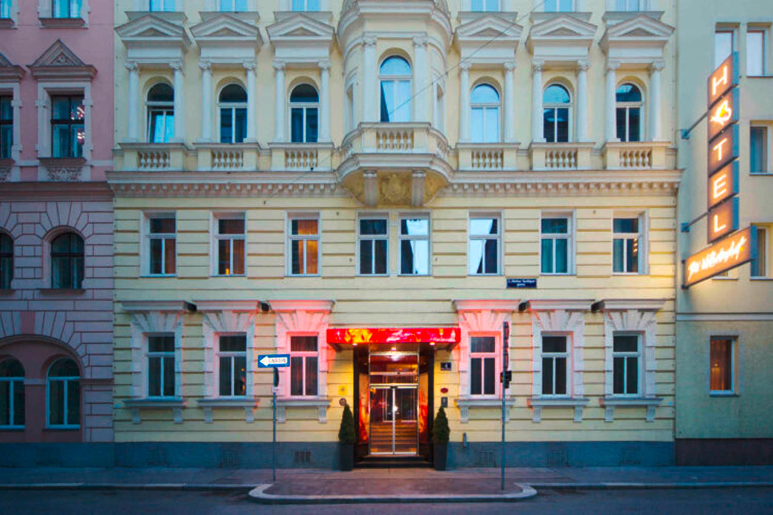 Technische Alternative RT präsentiert die Gebäudefront mit Eingangsbereichs des Hotel s"Der Wilhelmshof" in Wien.