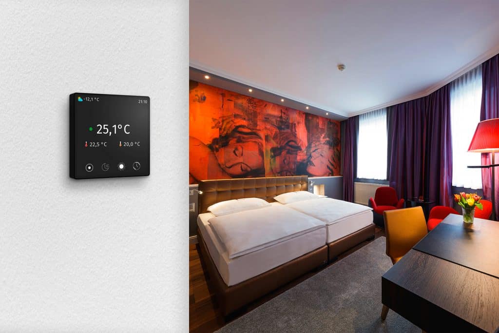 Technische Alternative RT präsentiert den Raumsensor "RAS-CT4" in einem der ansprechenden Hotelzimmer im Hotel "Der Wilhelmshof" in Wien.