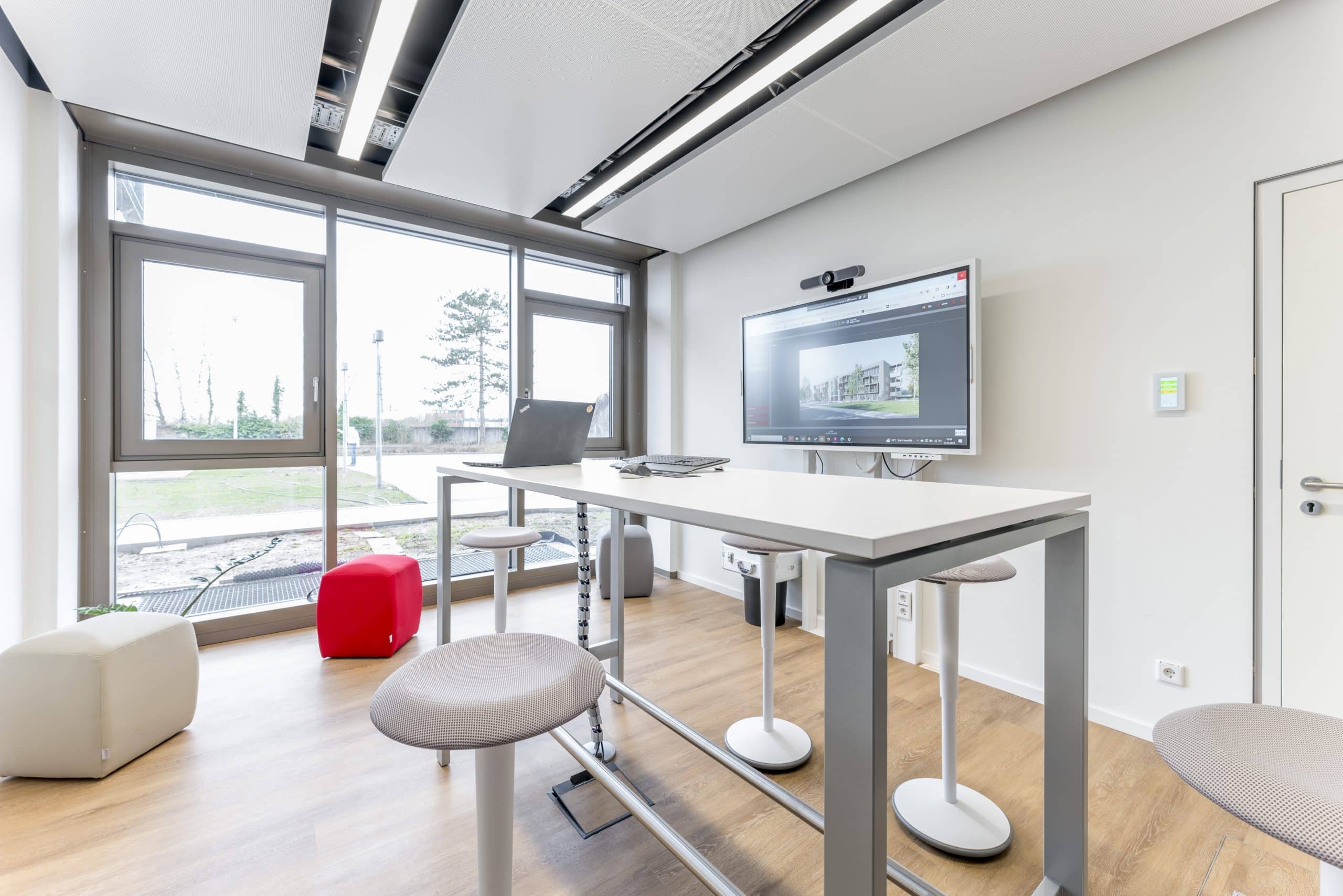 Thermokon zeigt das an der Wand montierte Raumbedienelement eines Besprechungsraumes mit Display.