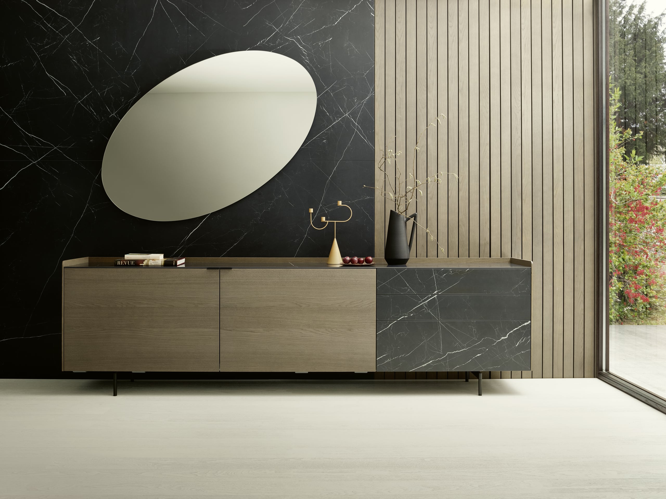 Bauer Tischlerei zeigt Sideboard mit griffloser Holzfront und matt schwarz marmorierten Front und Abstellfläche von haas Möbelwerk.