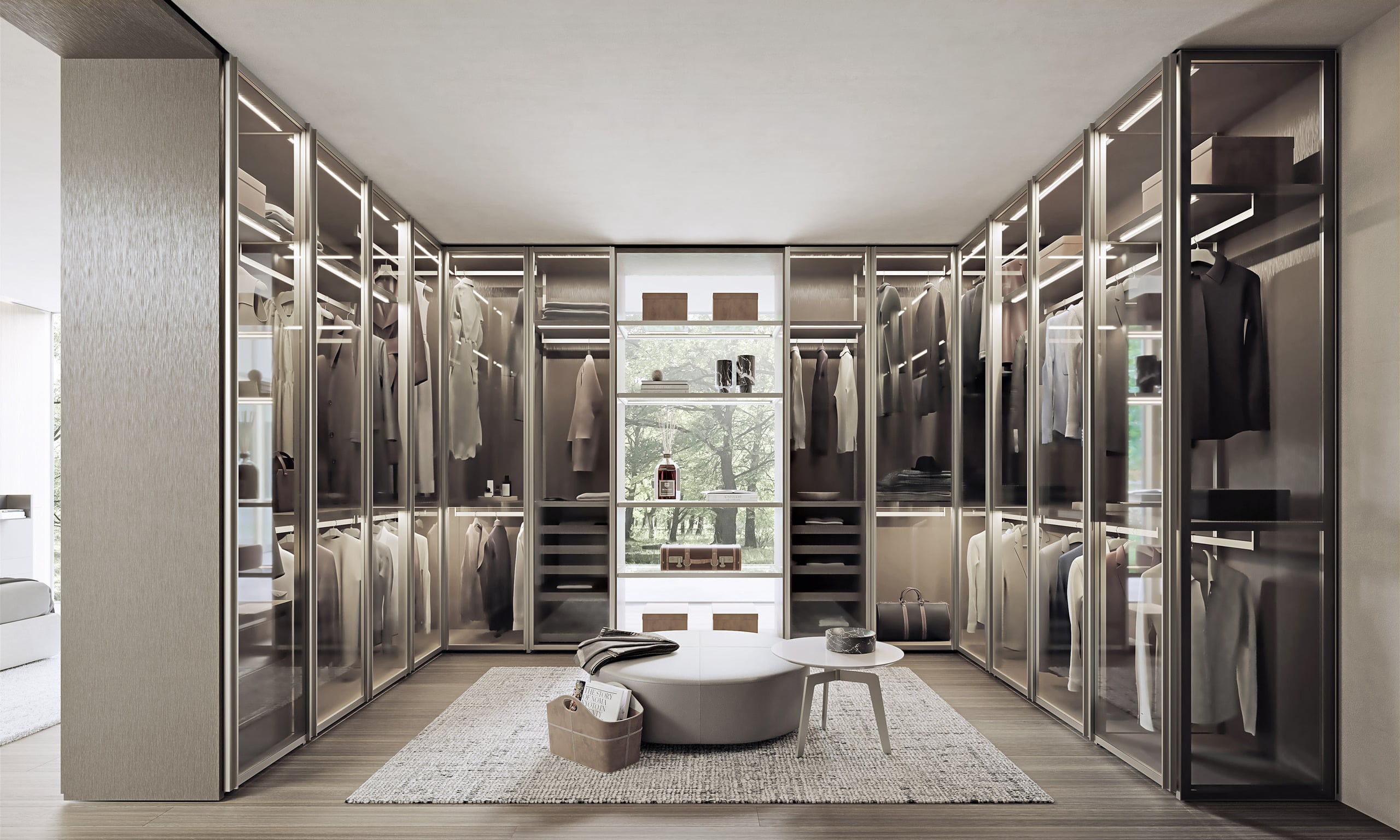 Bauer Tischlerei zeigt begehbaren Kleiderschrank mit Glasfronten und viel Stauraum von SANGIACOMO.
