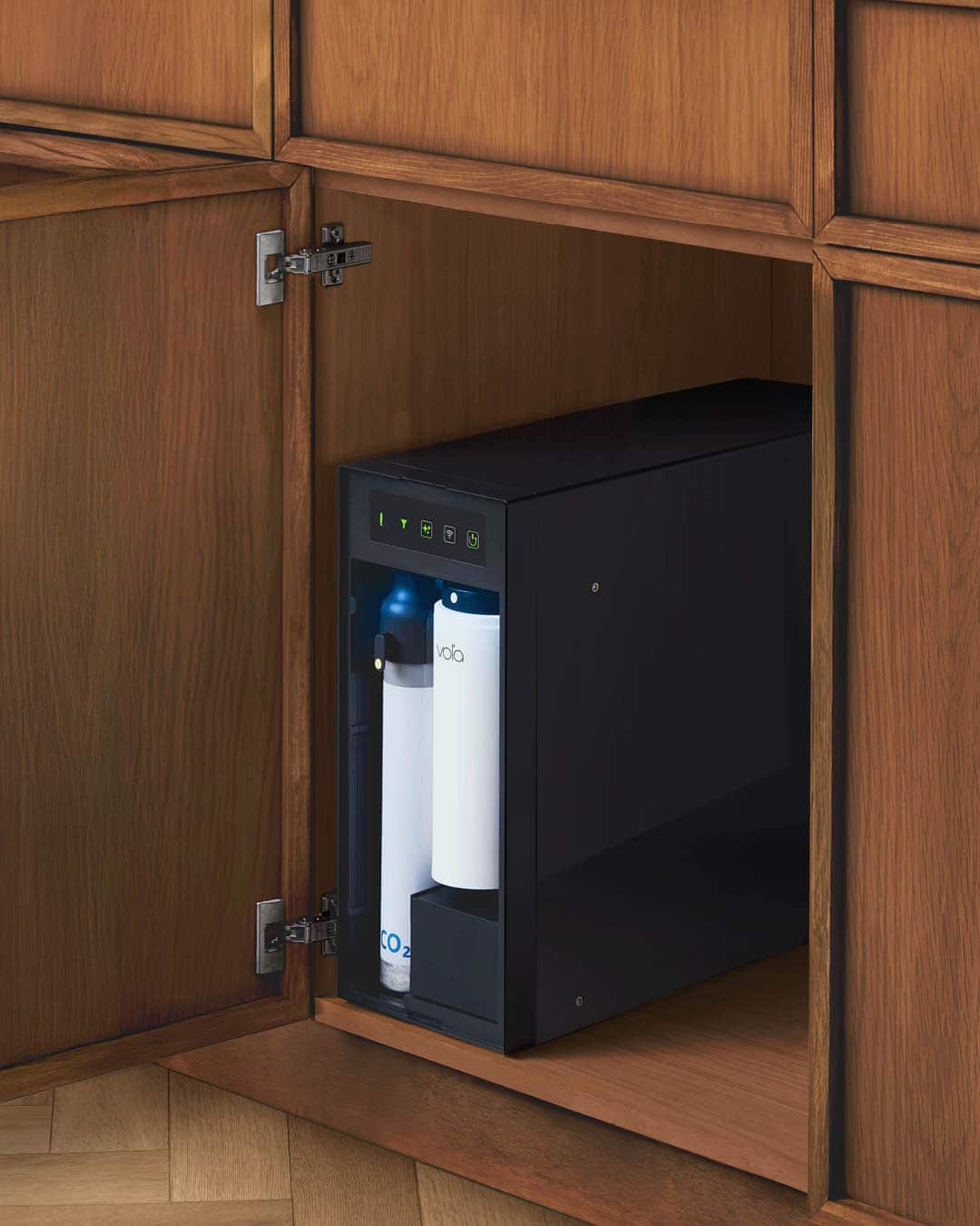 VOLA zeigt die technische Einheit mit CO2 Behälter, die unter dem Waschbecken im Unterschrank eingebaut ist.
