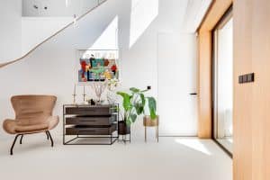 Foyer eines Hauses mit einer zargenlosen weissen Türe mit schwarzer Klinke die zu einer Abstellkammer einer Garage oder in den Keller führen könnte von WIENTÜR91.