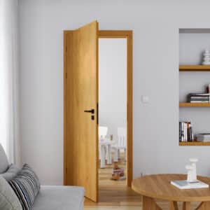 Ein elegantes, natürlich wirkendes Holztürblatt mit sichtbarer, fein strukturierter vertikaler Holzmaserung und einer mattschwarzen, minimalistischen Türklinke, präsentiert vor neutralem, zurückhaltendem Hintergrund von WIENTÜR91.