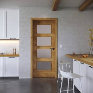 Ein rustikales Innentürblatt des Modells SWING 49 mit CPL-Oberfläche in horizontal verlaufendem astigem Holzdekor, mit vier rechteckigen Glasausschnitten aus satiniertem weißem Glas und mattschwarzer Türklinke, integriert in eine wohnliche Küche im Landhausstil mit sichtbaren Holzelementen und warmem Altholz-Charakter von WIENTÜR91.