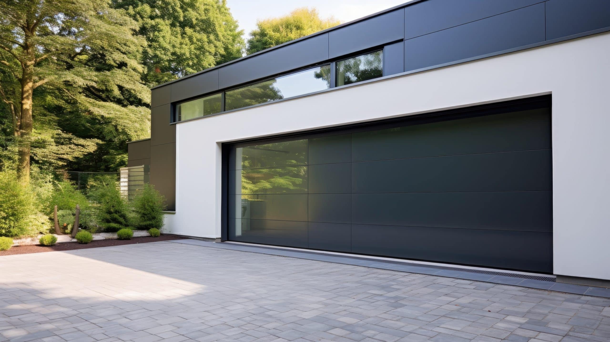 Moderne und luxuriöse Garage mit Auffahrt und Rolltor mit Hochglanz-Oberfläche.