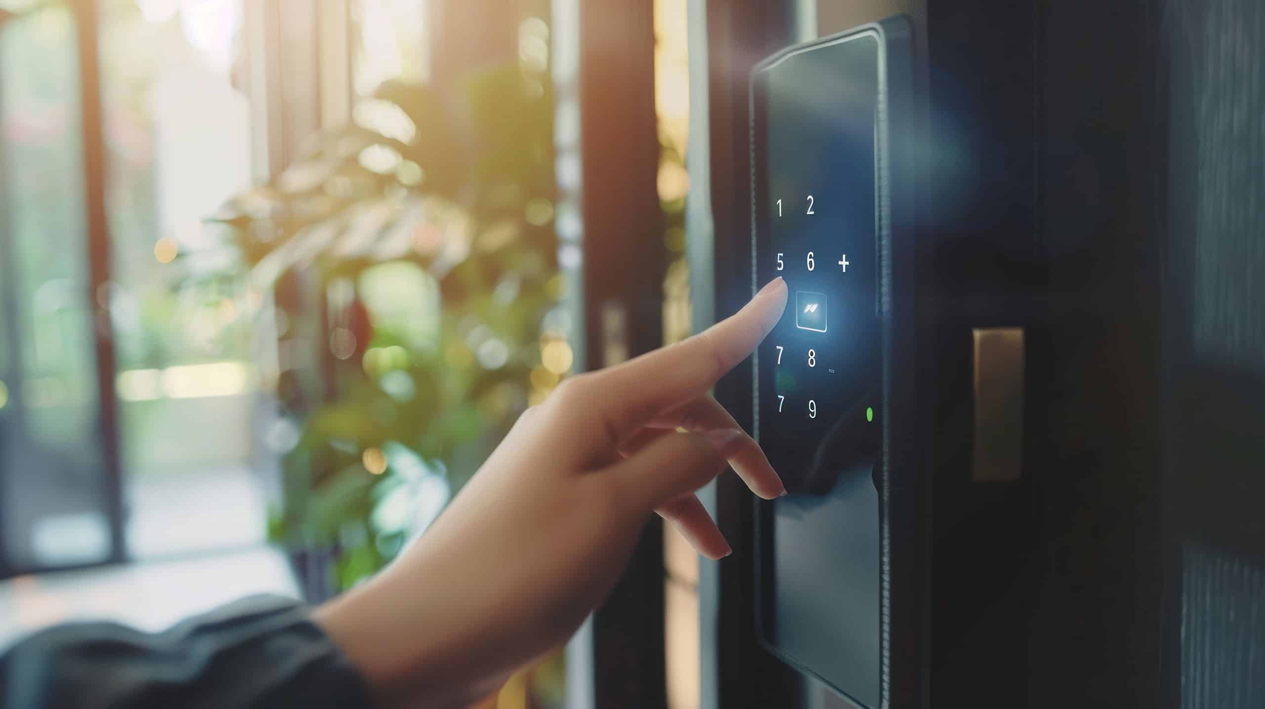 Nahaufnahme eines Frauenfingers, der den Passwortcode auf dem intelligenten digitalen Touchscreen-Türschloss vor dem Zimmer eingibt. Smart-Geräte-Konzept.